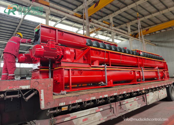 Screw conveyor, solid material conveyor