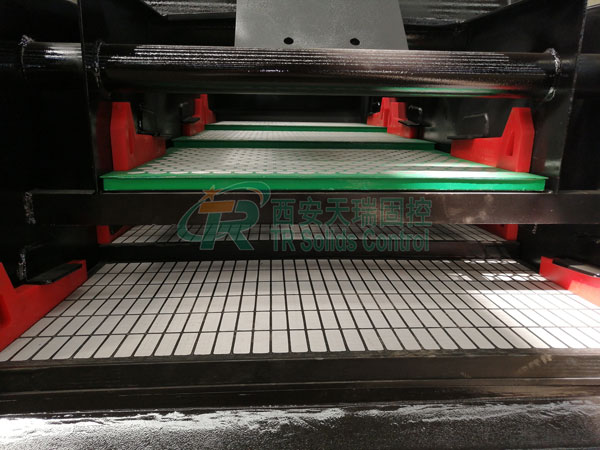 Double-layer shale shakers are equipped with different shaker screens