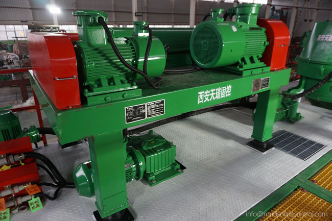 Decanter centrifuge for drilling fluid solids control