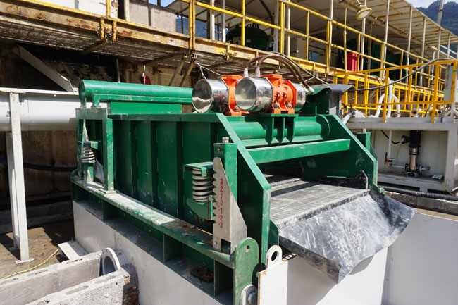 Mud shale shaker working in drilling solids control system Mud shale shaker working in drilling solids control system
