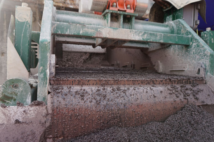 shale shaker cuttings discharge and fluid recovery shale shaker cuttings discharge and fluid recovery