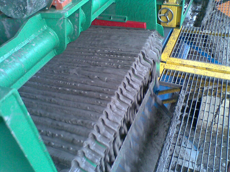 Corrugated shale shaker screen deck showing wave structure for increased pool area Corrugated shale shaker screen deck showing wave structure for increased pool area