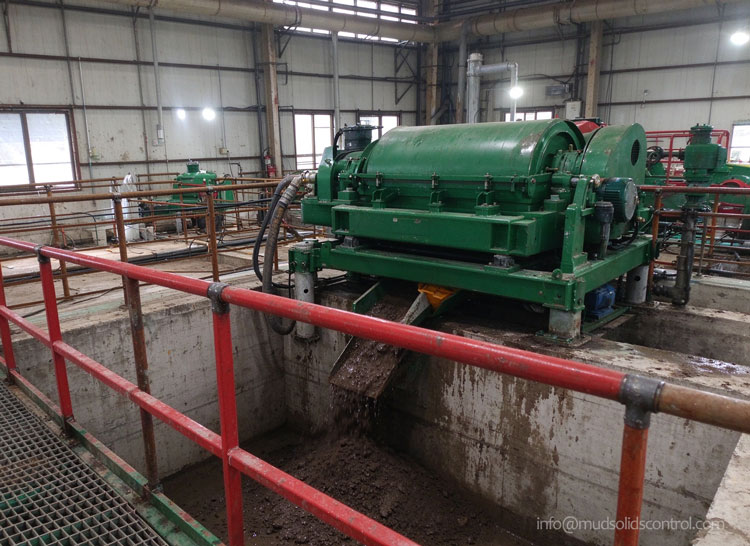 Drilling mud decanter centrifuge discharging wet solids
