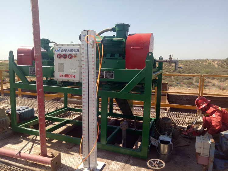 Drilling mud decanter centrifuge for barite recovery and fine solids removal