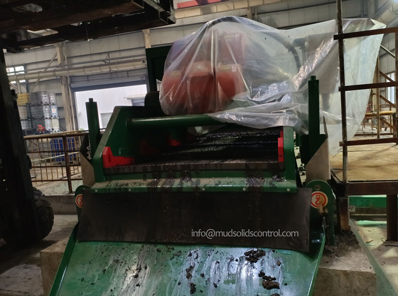 Shale shaker processing drilling fluid and drill cuttings