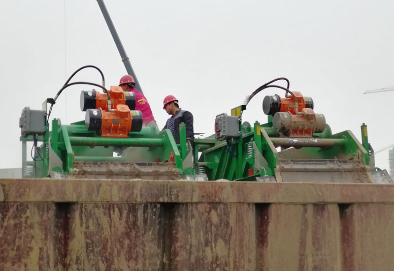 Drilling mud feed distribution across multiple shale shakers